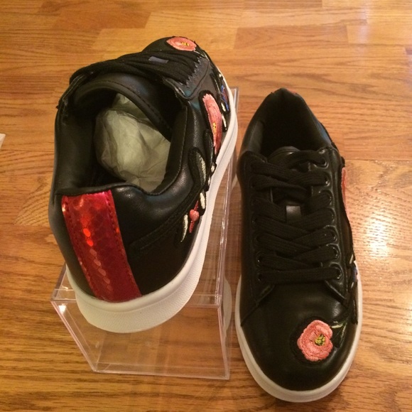 🌺NIB Adorable Cape Robbin Bouquet Sneakers🌺 - Picture 4 of 8